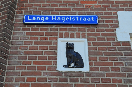 904834 Afbeelding van een gevelsteen met een zwarte kat in de gevel van het pand Lange Hagelstaat 42 te Utrecht, met ...